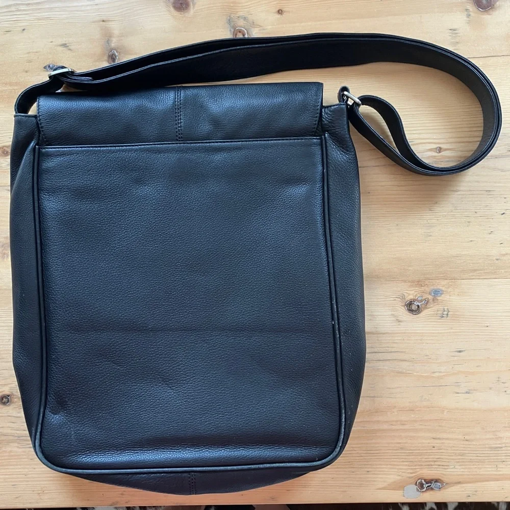 Osgoode Marley Black Leather Vertical Crossbody Messenger Computer Commuter Bag
